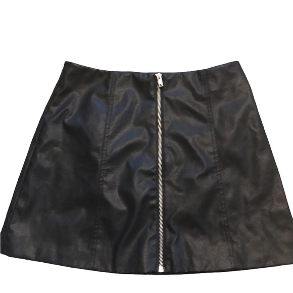 DIVIDED faux black leather skirt with front zipper‎ - Picture 1 of 6